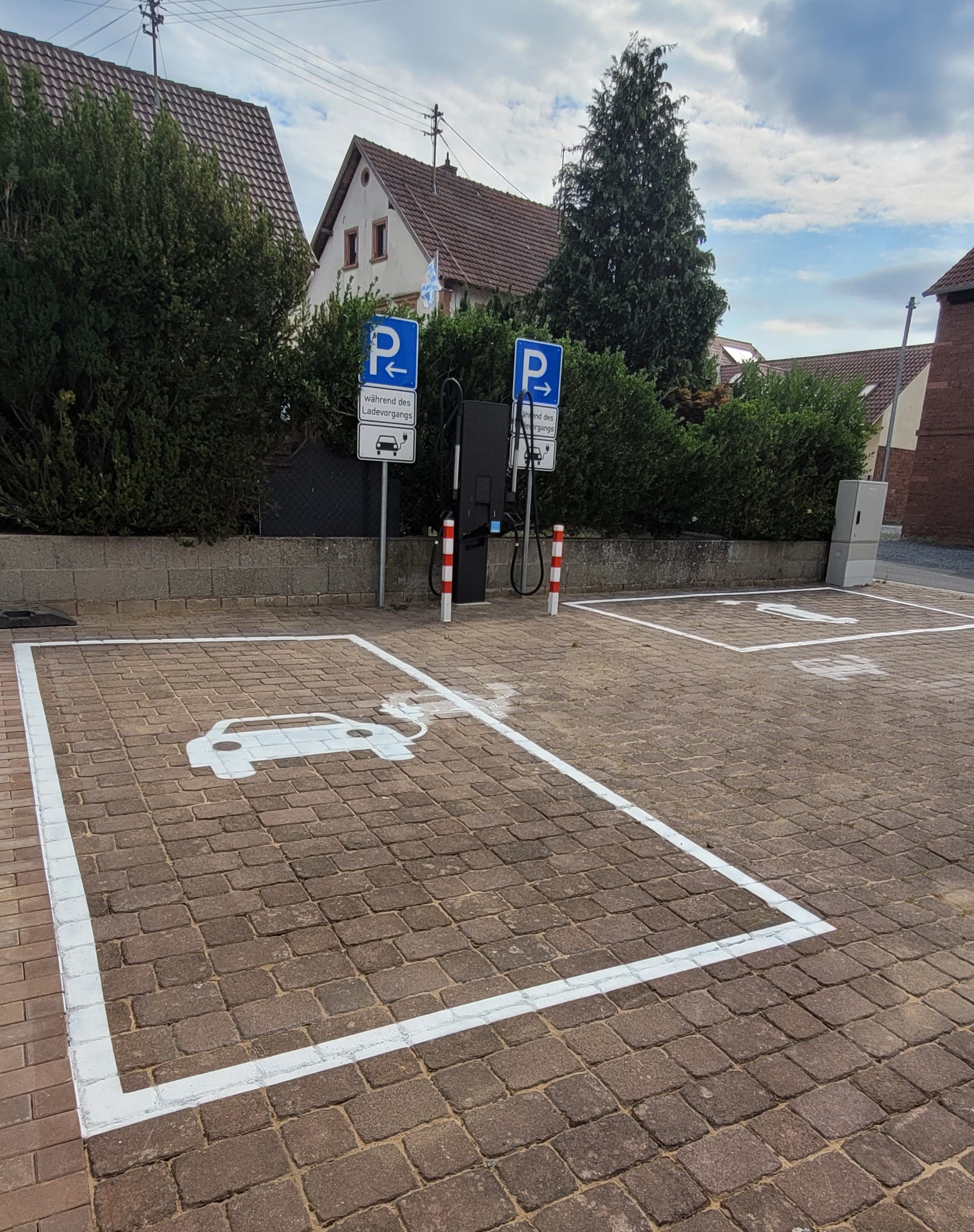 Ladesäule.jpg (1)